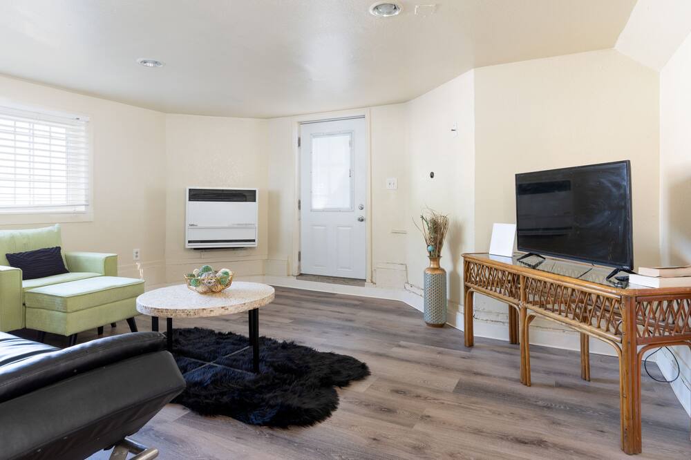 Photo of Livingroom in Downtown Oakland