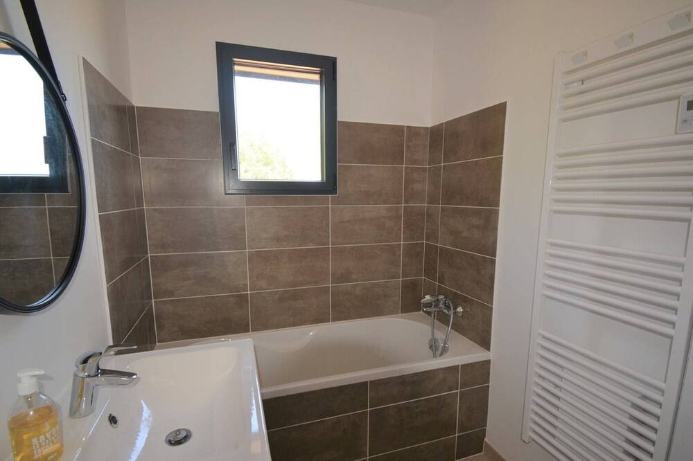 Photo of Bathroom in Saint Alban Auriolles