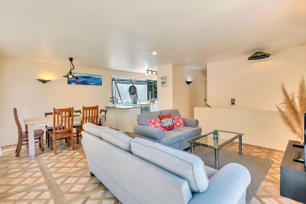 Photo of Others in Ponsonby