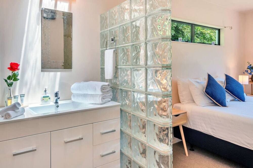 Photo of Others in Ponsonby