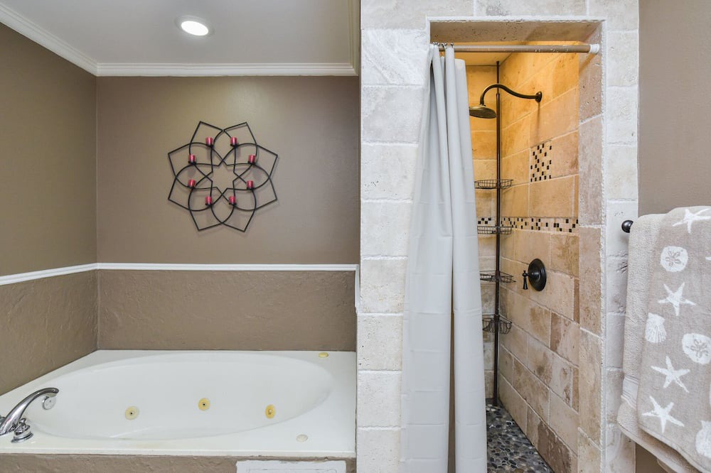 Photo of Bathroom in Red Oak