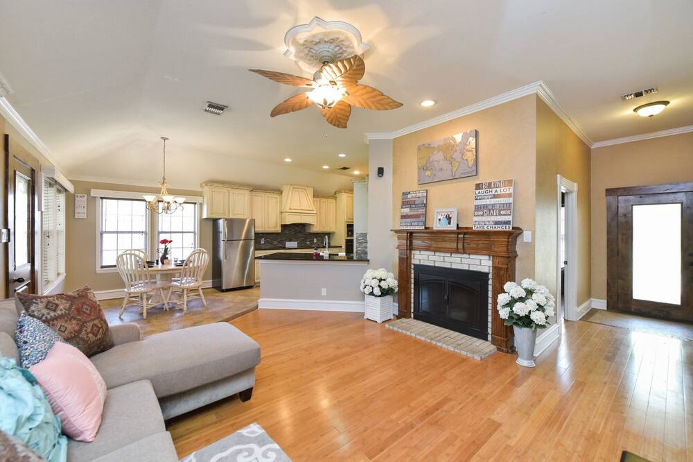 Photo of Livingroom in Red Oak