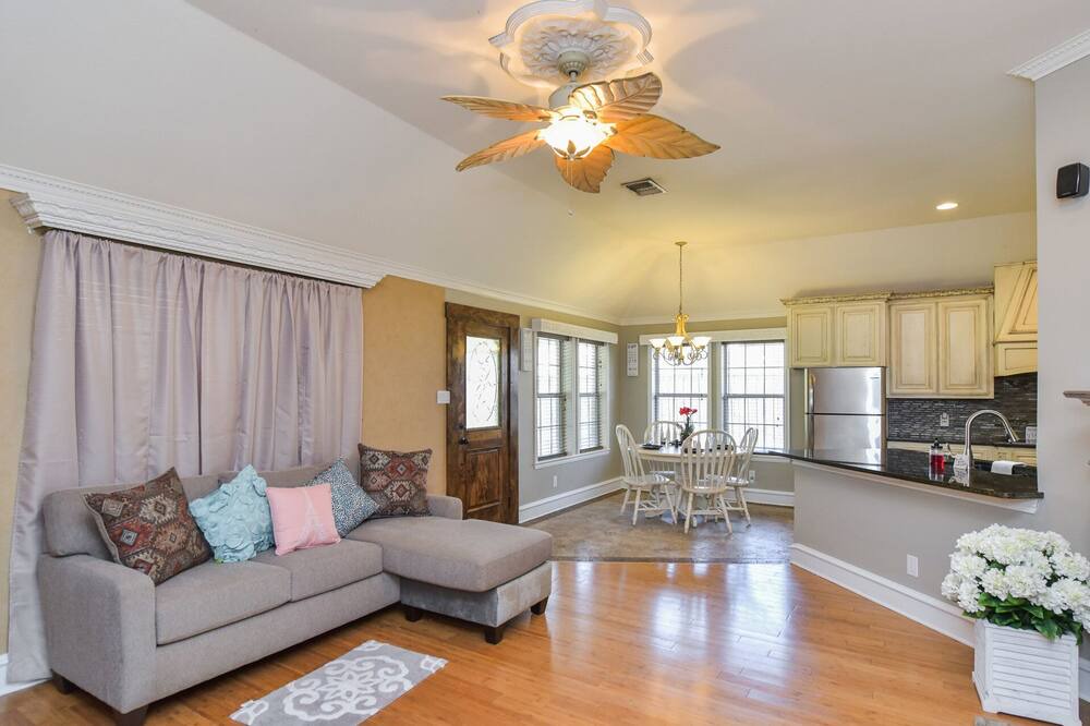 Photo of Livingroom in Red Oak