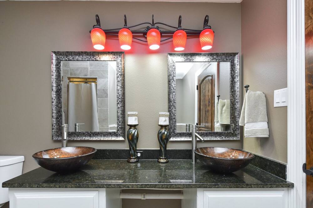 Photo of Bathroom in Red Oak