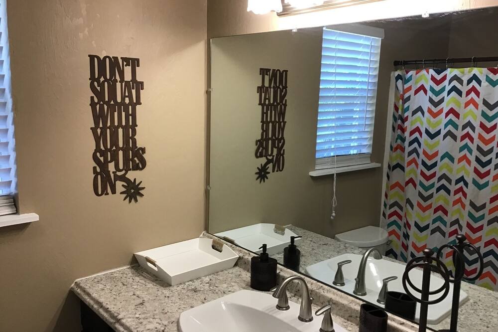 Photo of Bathroom in Lincoln County
