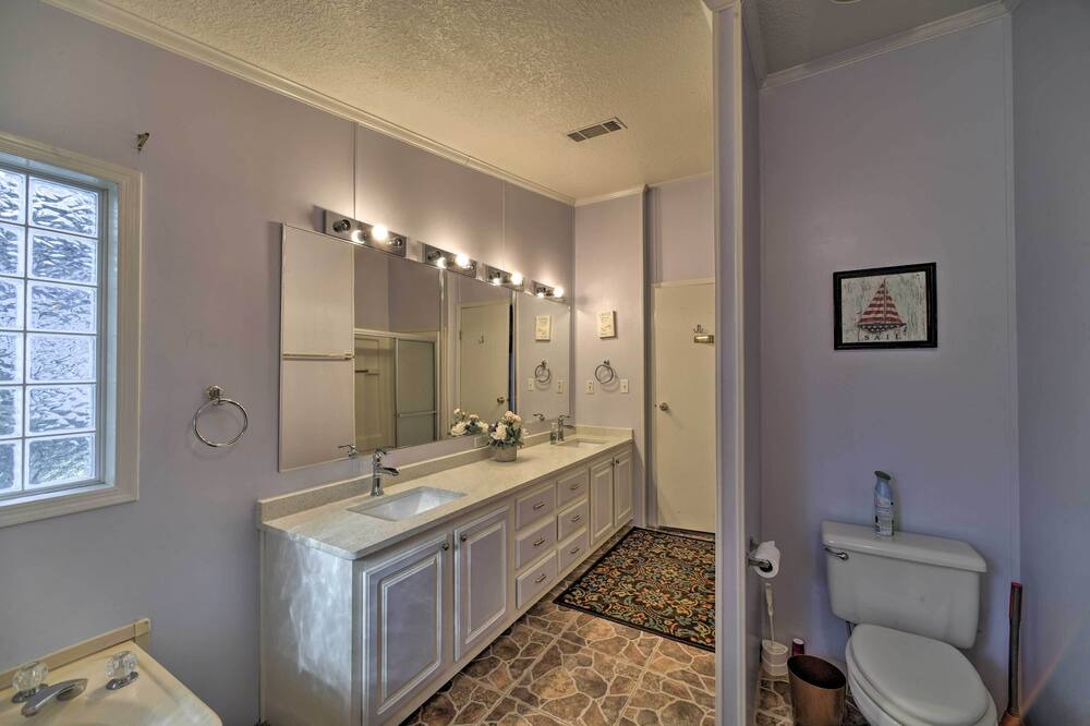 Photo of Bathroom in Lakehills