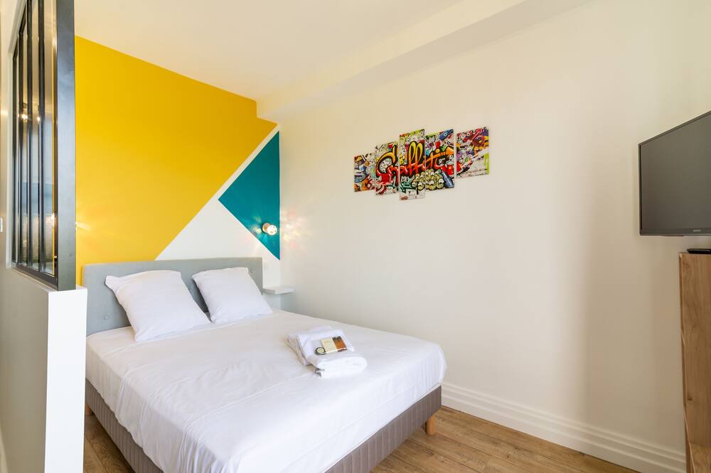 Photo of Bedroom in Moliere - Edgard Quinet