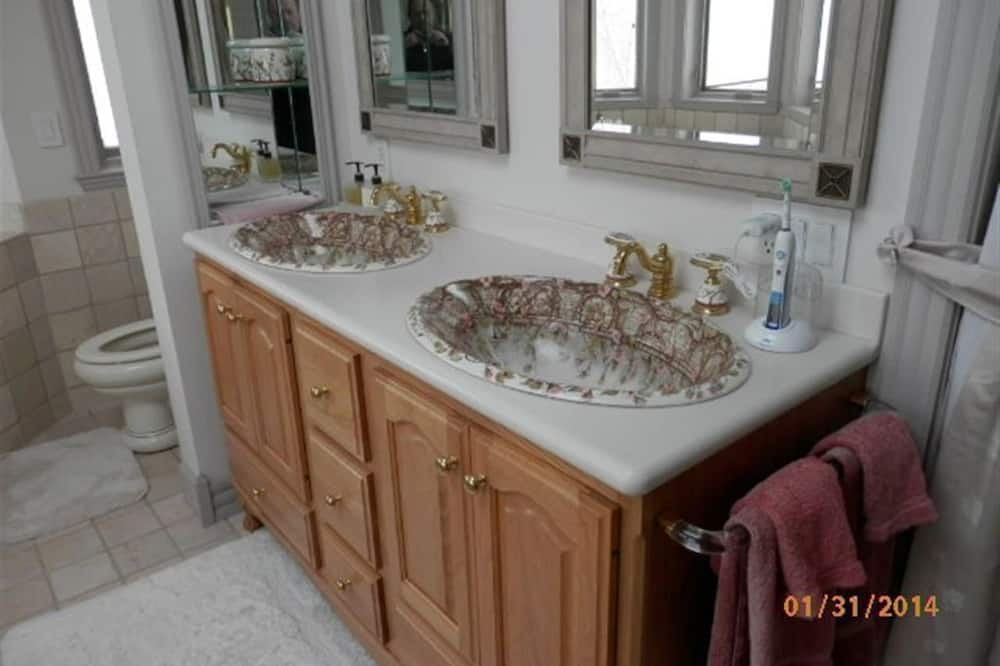 Photo of Bathroom in Viola
