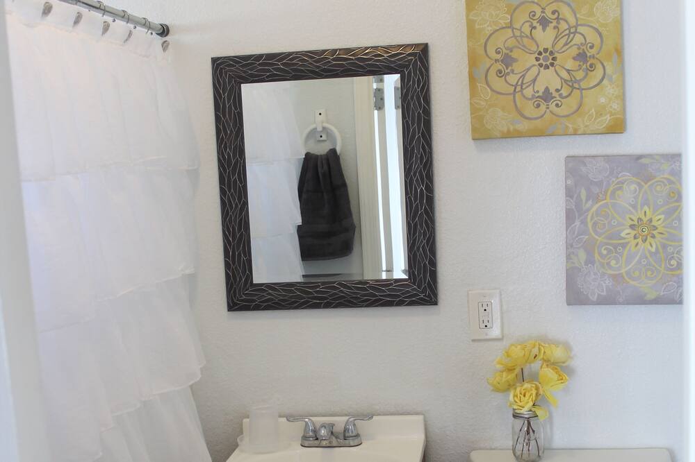 Photo of Bathroom in Northwest Los Angeles Heights