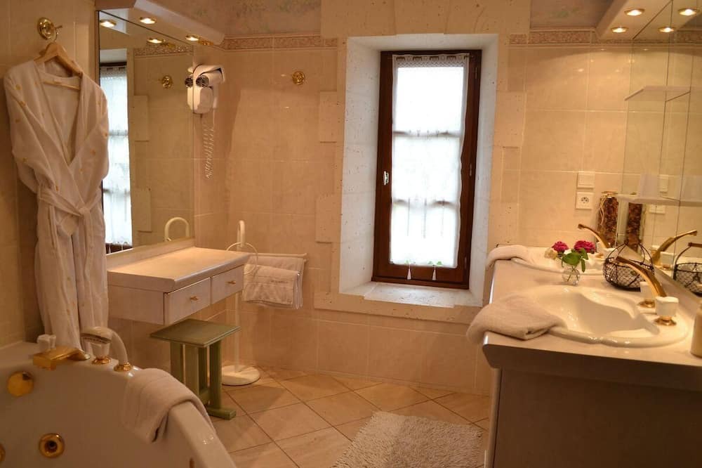 Photo of Bathroom in Mansle