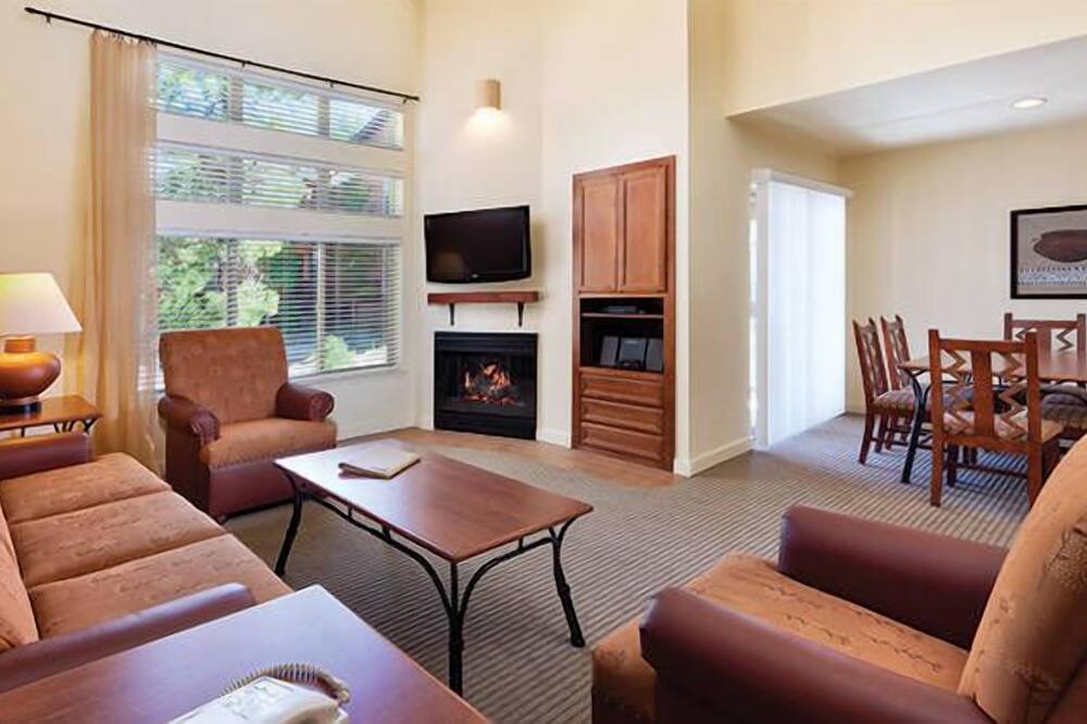 Photo of Livingroom in Round Hill Village