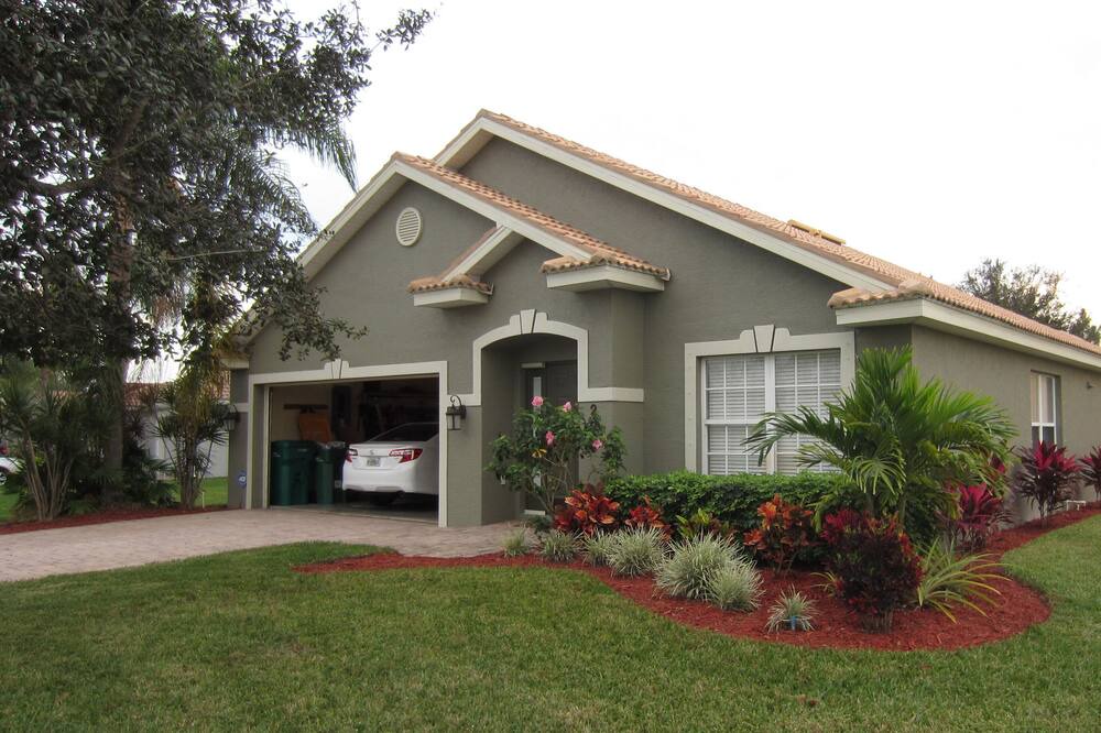 Photo of Outdoor in Valencia Lakes