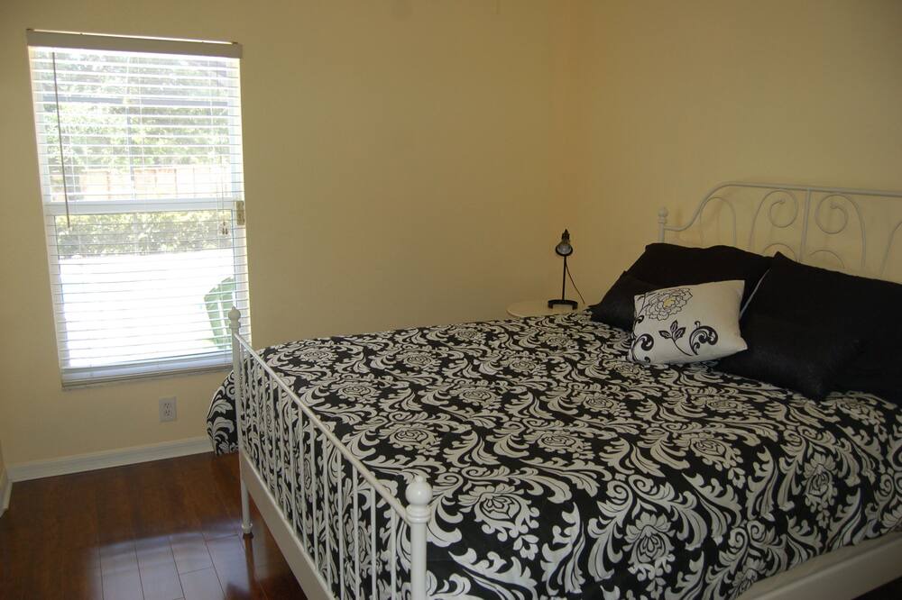 Photo of Bedroom in Valencia Lakes