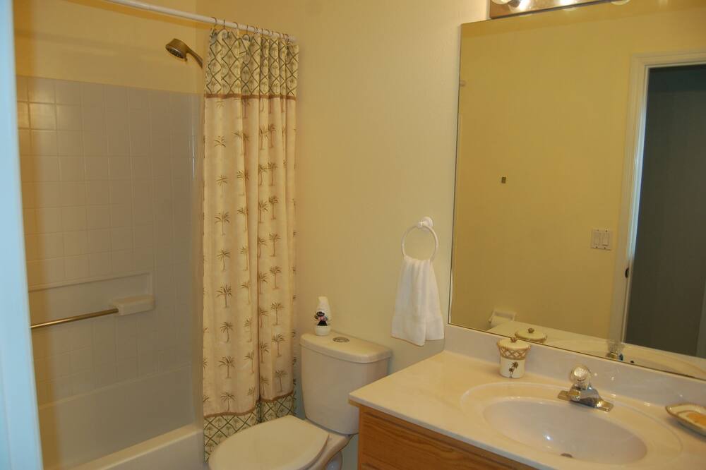 Photo of Bathroom in Valencia Lakes