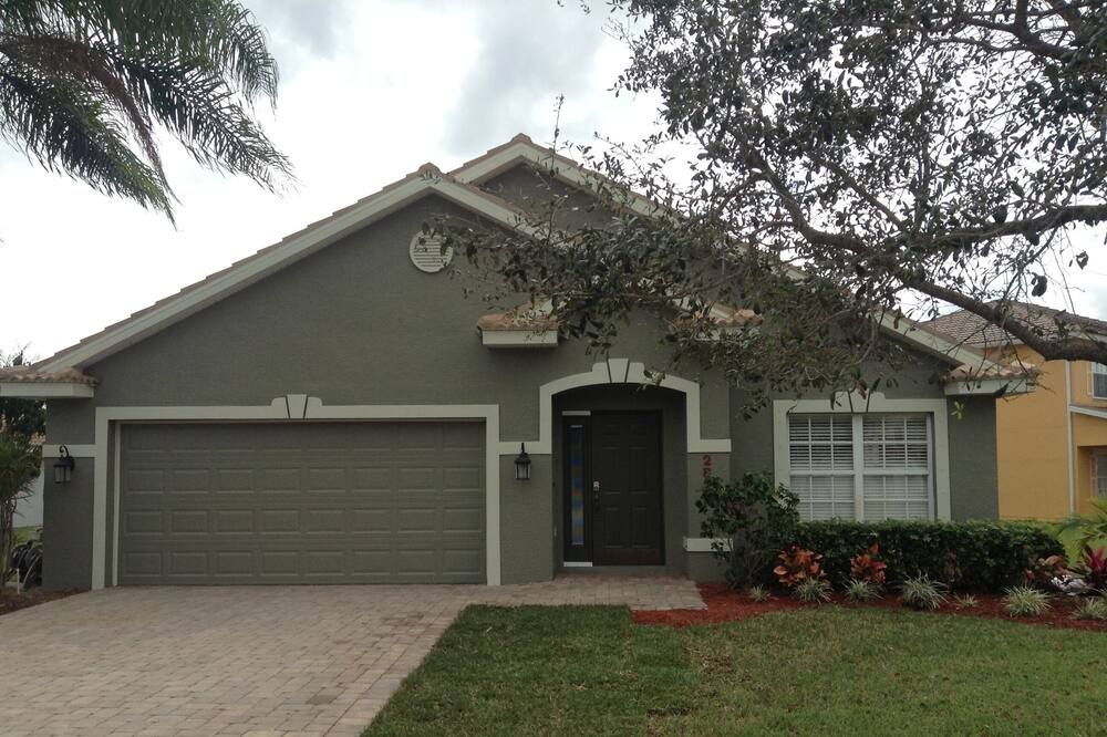 Photo of Outdoor in Valencia Lakes