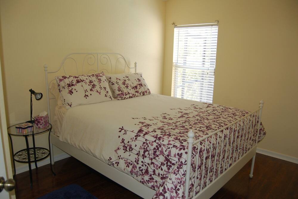 Photo of Bedroom in Valencia Lakes