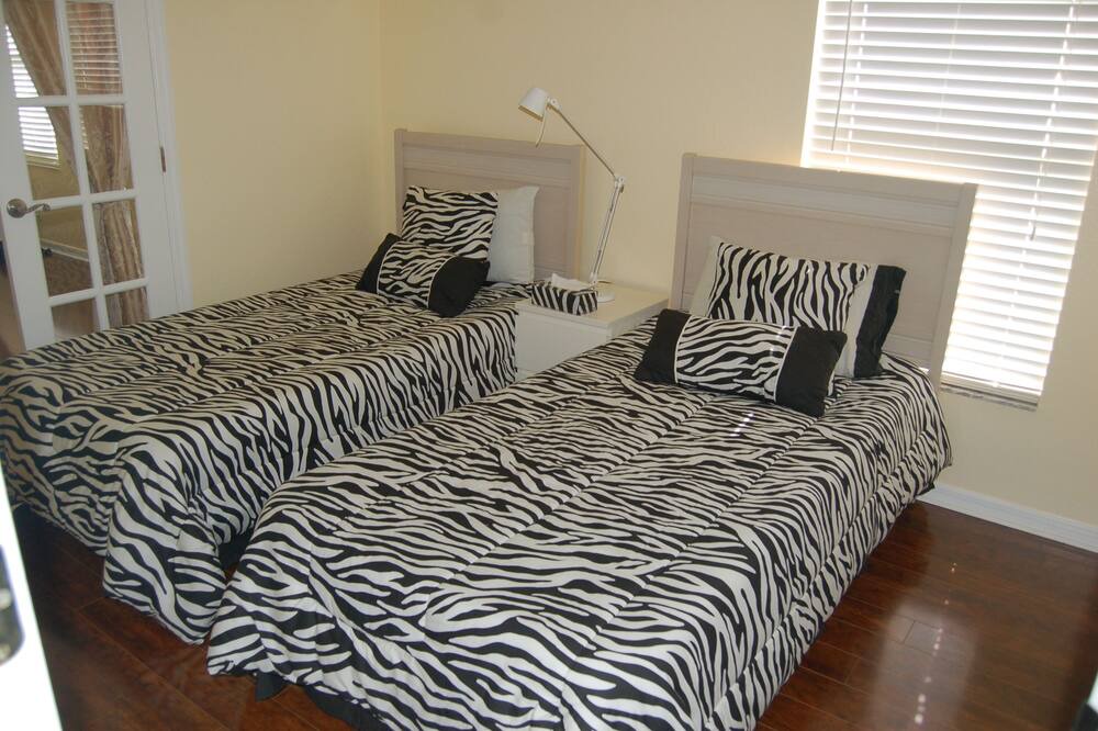 Photo of Bedroom in Valencia Lakes