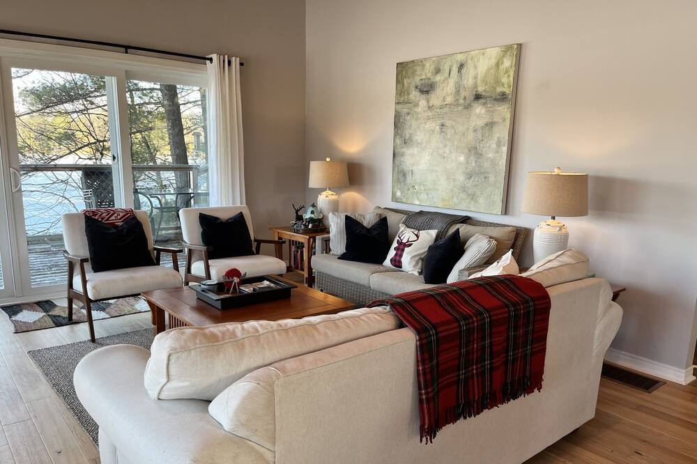 Photo of Livingroom in Muskoka Lakes