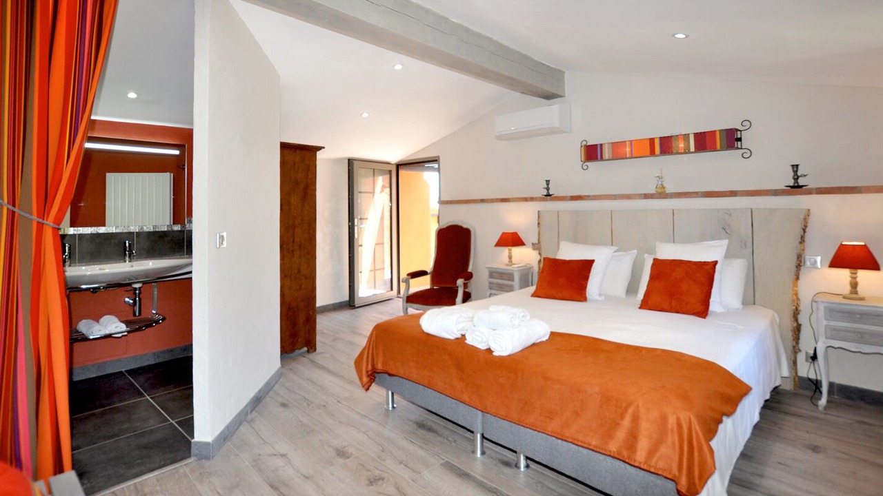 Photo of Bedroom in Oms