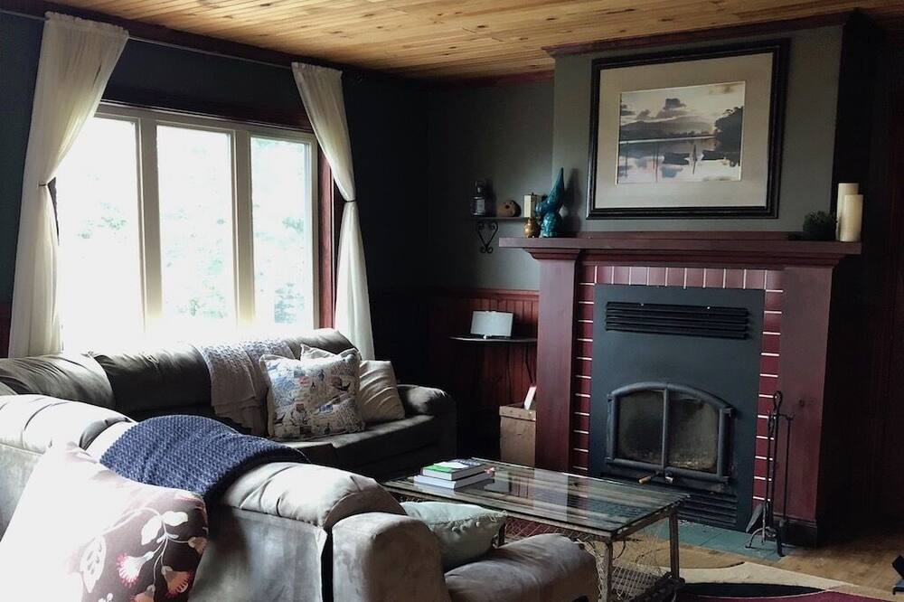 Photo of Livingroom in Red House