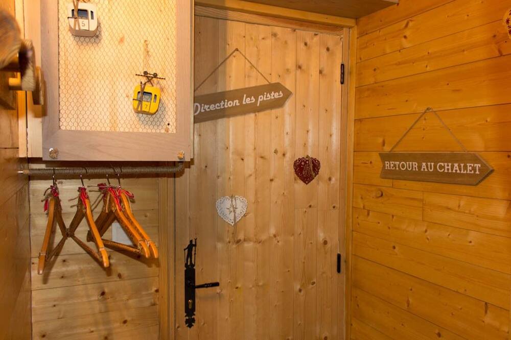 Photo of Others in Thones