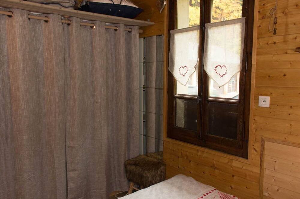 Photo of Bedroom in Thones