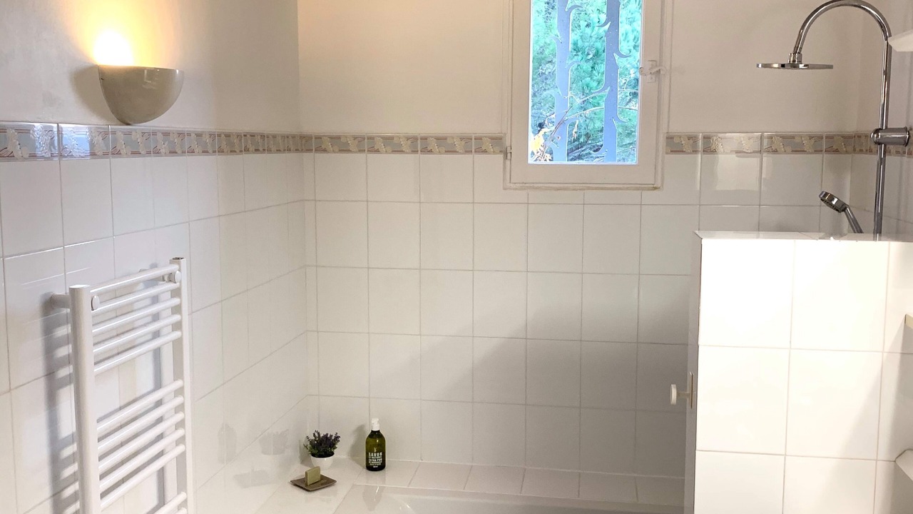 Photo of Bathroom in Eyragues