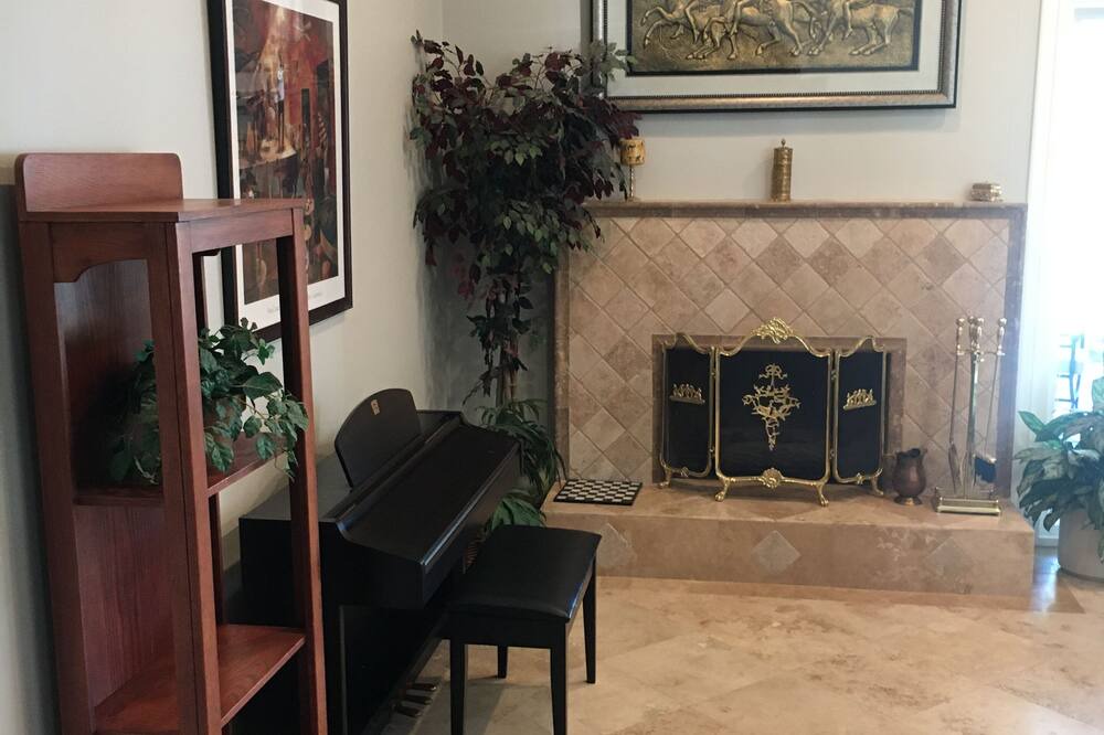 Photo of Livingroom in Canoga Park
