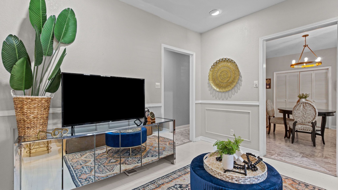 Photo of Livingroom in Sayles Blvd. Area