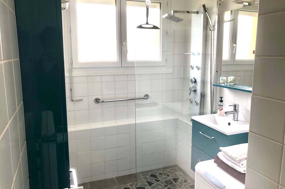 Photo of Bathroom in Lorris