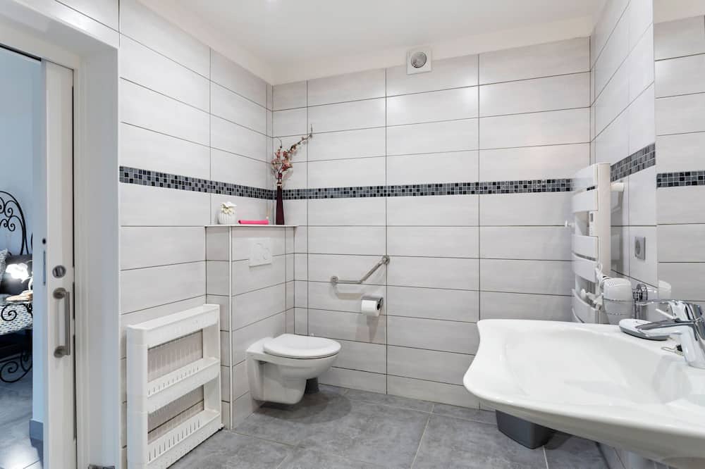 Photo of Bathroom in Drap