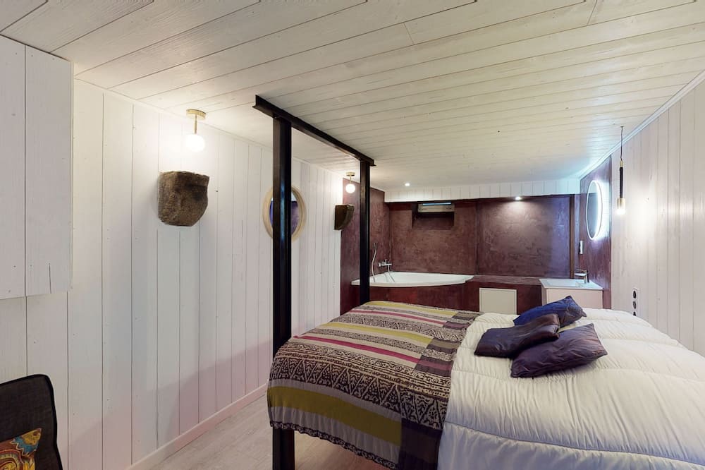 Photo of Bedroom in Villedieu-les-Poeles