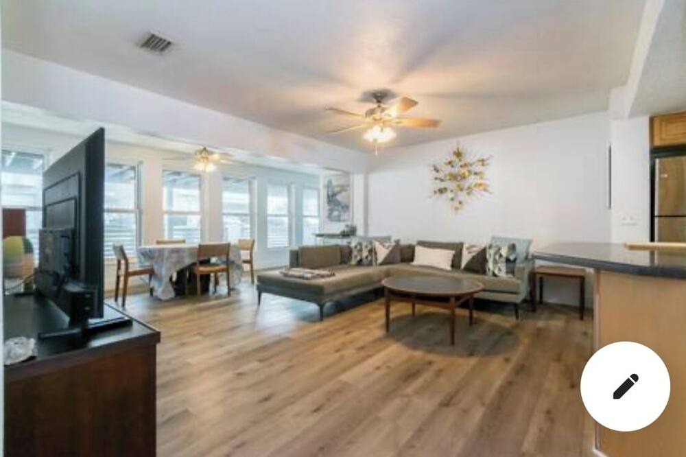 Photo of Livingroom in Neptune Beach