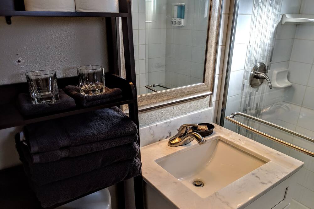 Photo of Bathroom in North Oak Park