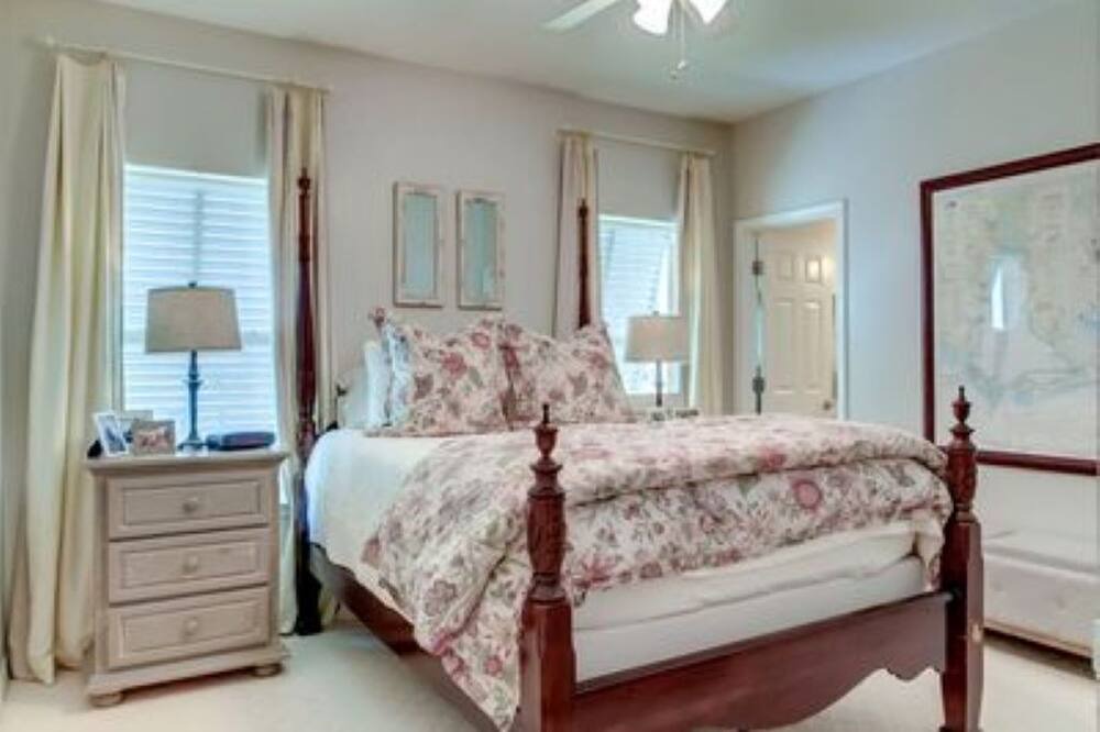 Photo of Bedroom in Royal Lagoons