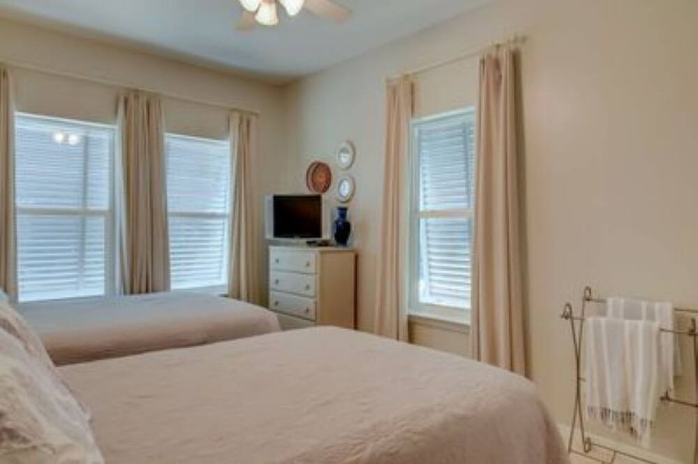 Photo of Bedroom in Royal Lagoons