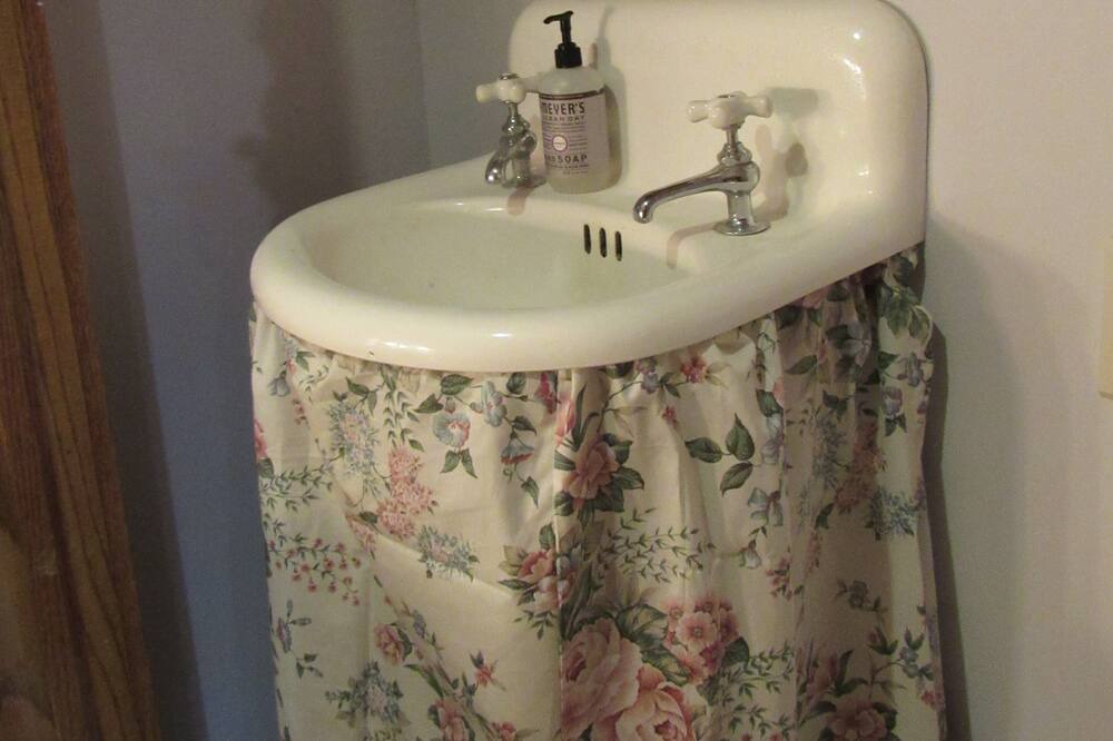 Photo of Bathroom in Canoncito