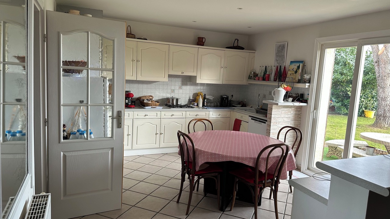 Photo of Kitchen in Saint-Cyr-sur-le-Rhone