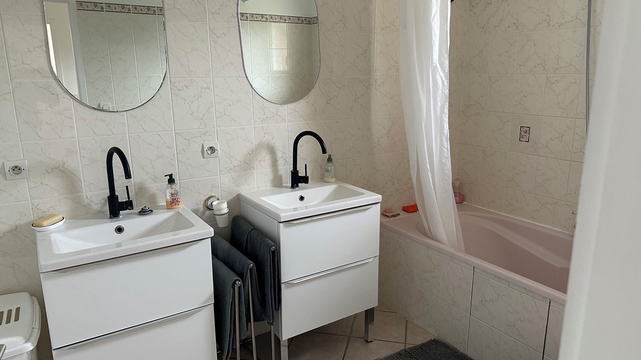 Photo of Bathroom in Saint-Cyr-sur-le-Rhone