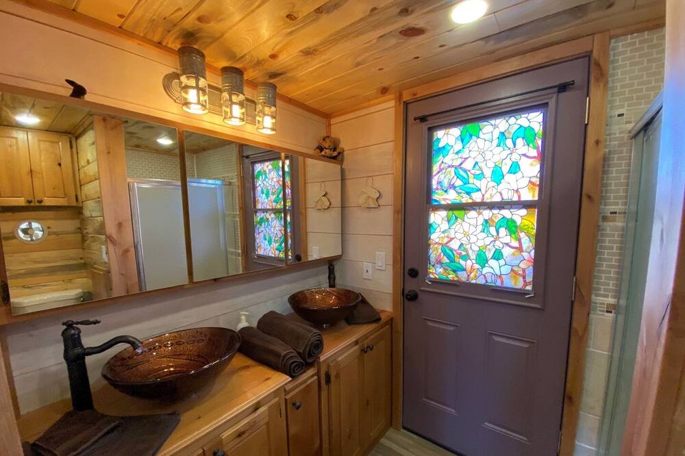 Photo of Bathroom in Lazear