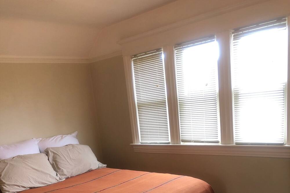 Photo of Bedroom in Harrison/Denny-Blaine