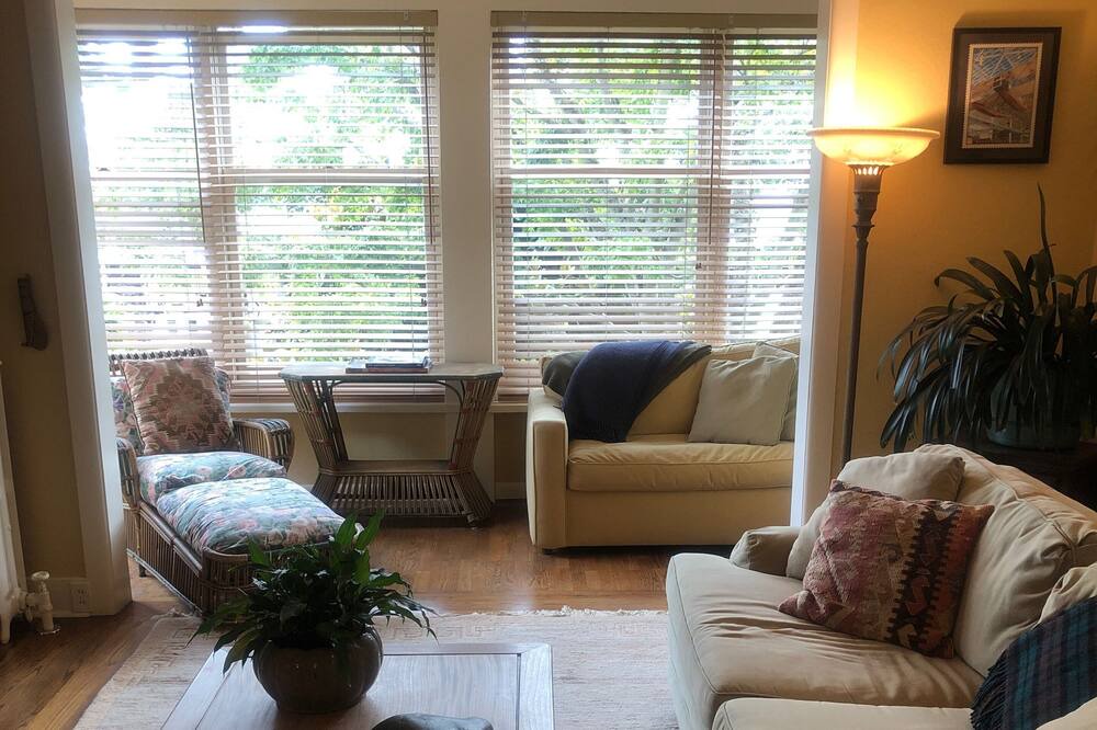 Photo of Livingroom in Harrison/Denny-Blaine