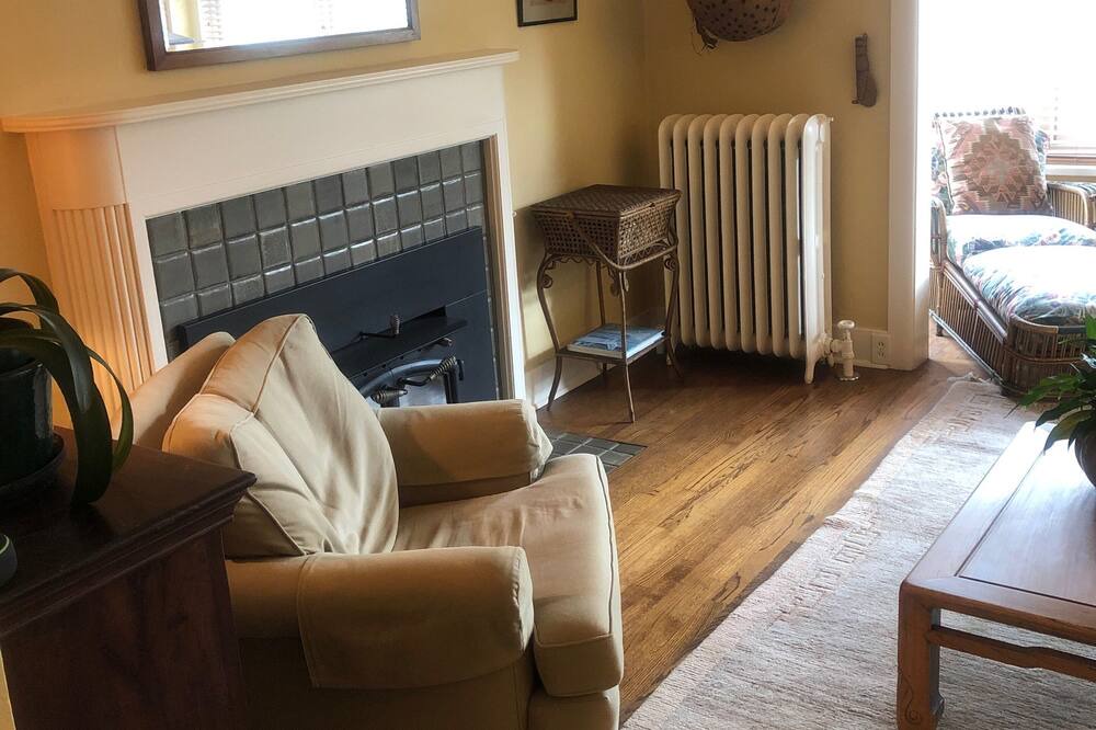 Photo of Livingroom in Harrison/Denny-Blaine