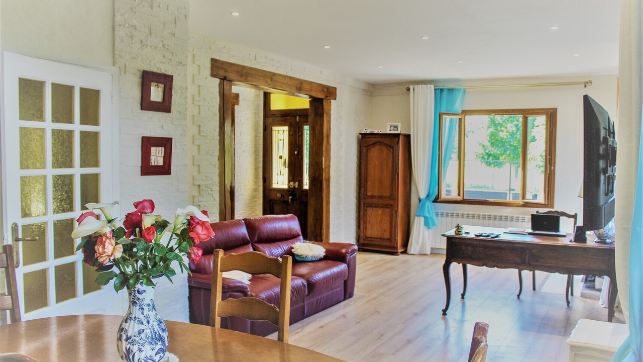 Photo of Livingroom in Salechan