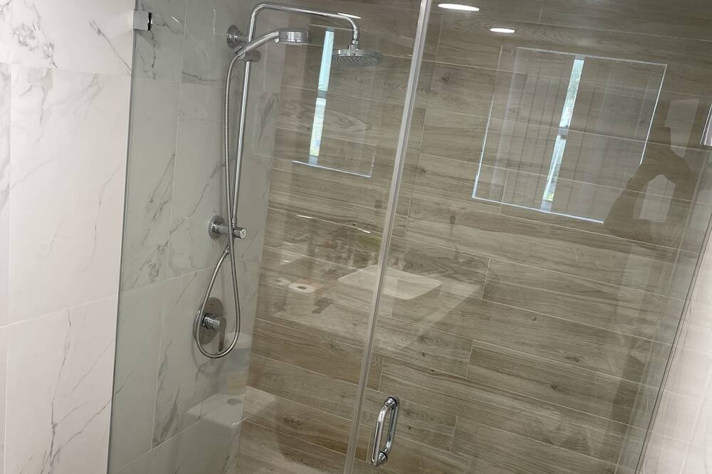 Photo of Bathroom in Dollard-des-Ormeaux