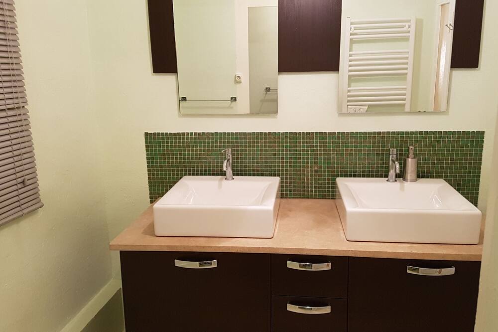 Photo of Bathroom in Passins