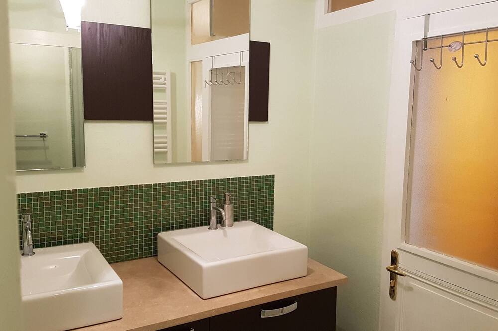 Photo of Bathroom in Passins