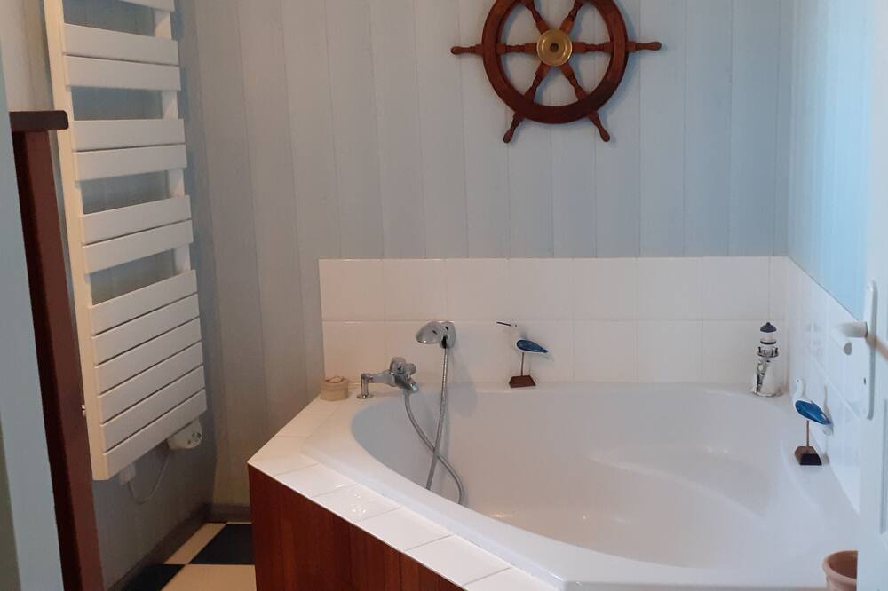 Photo of Bathroom in Saint-Aubin-de-Medoc
