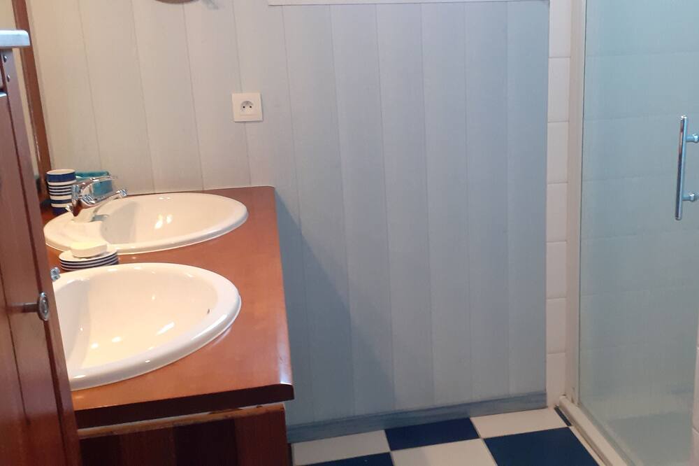 Photo of Bathroom in Saint-Aubin-de-Medoc