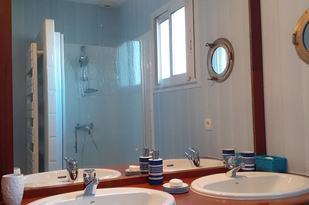 Photo of Bathroom in Saint-Aubin-de-Medoc
